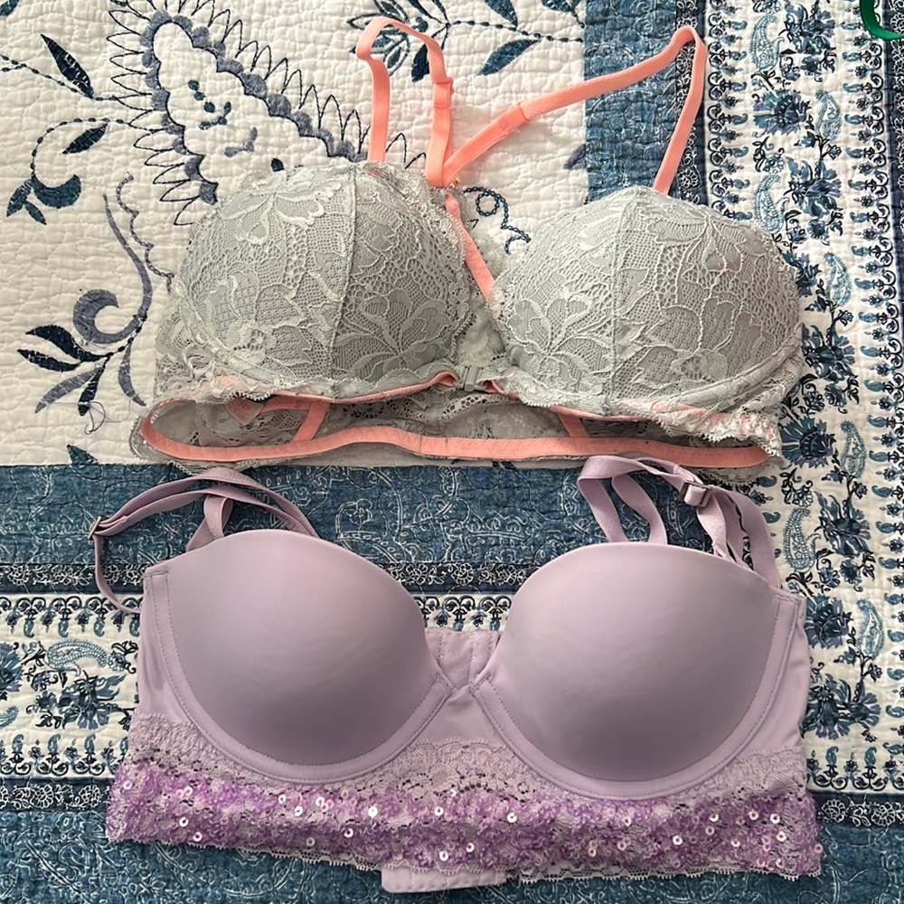 Great condition. No rips in lace.